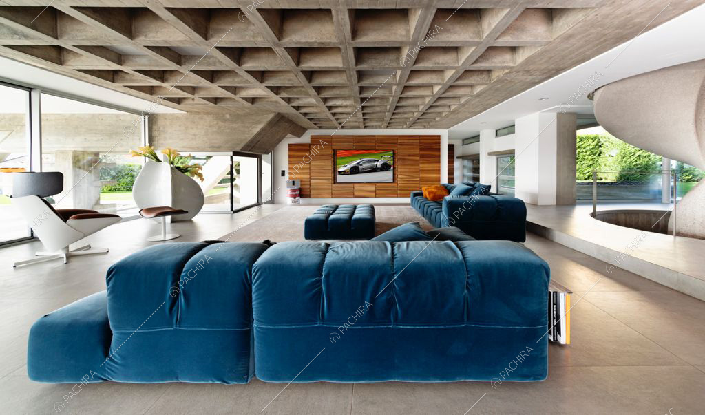 Soggiorno open space con parete in legno e soffitto a cassettoni