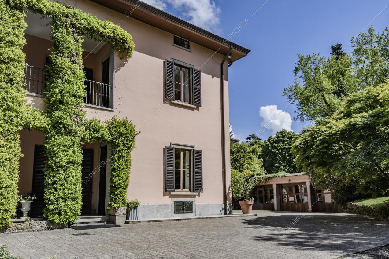 Vista laterale della villa con garage