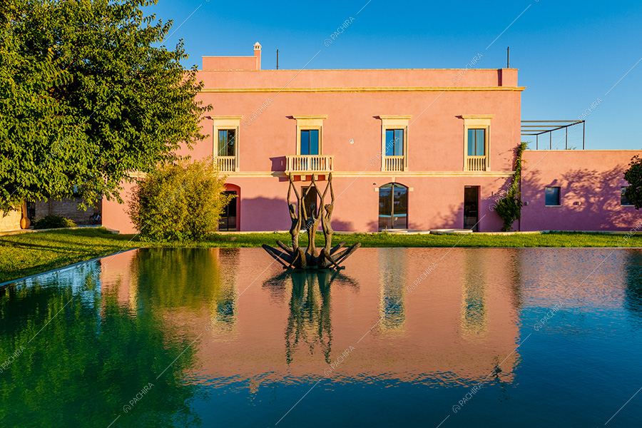 Esterni della masseria Chinook, location in stile contemporaneo a Lecce