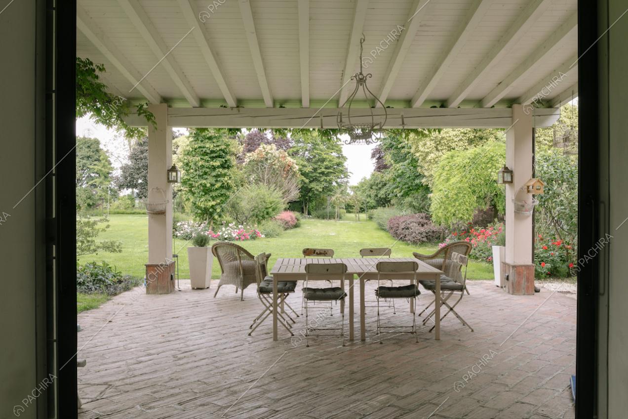 Vista con veranda e giardino