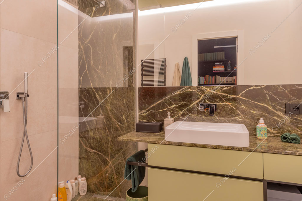 Bagno del loft Graviola, location in stile contemporaneo a Milano