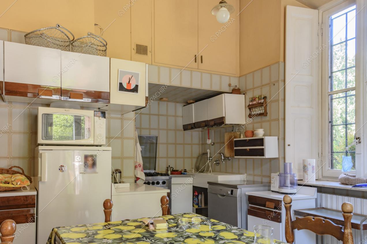 Cucina dotata di elettrodomestici