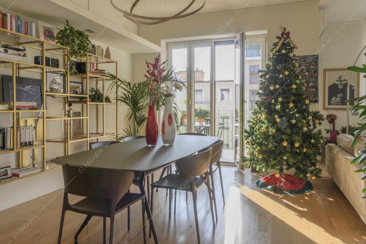 Zona living con libreria in stile contemporaneo