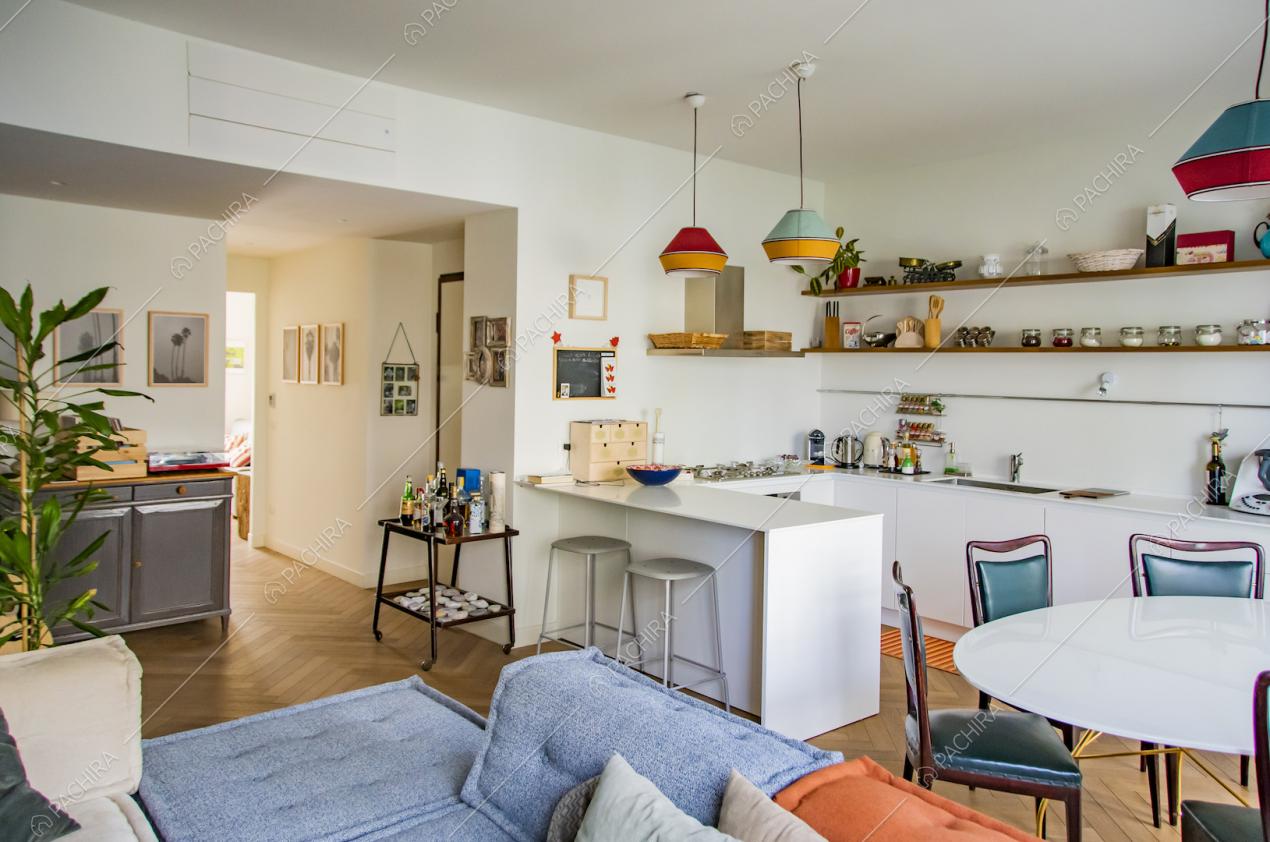 Cucina a vista con lampadari di design colorati