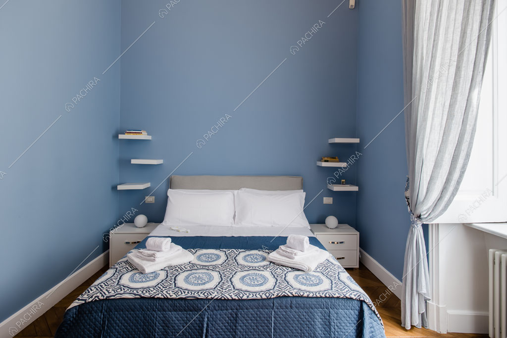 Camera da letto dell'appartamento Han, location in stile contemporaneo a Napoli