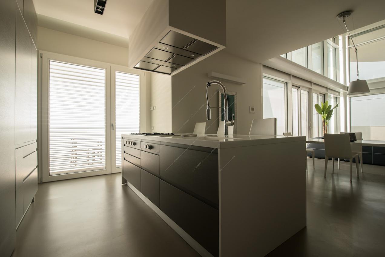 Cucina a isola in stile minimal con cassetti