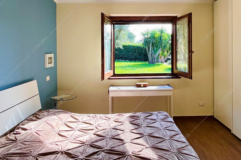 Camera da letto della villa Altun, location in stile contemporaneo a Roma
