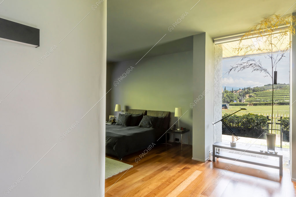 Camera da letto della villa Biotite, location in stile moderno a Verona