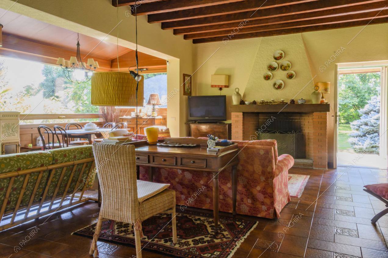 Tavolo d'epoca in legno e sedia di paglia su tappeto