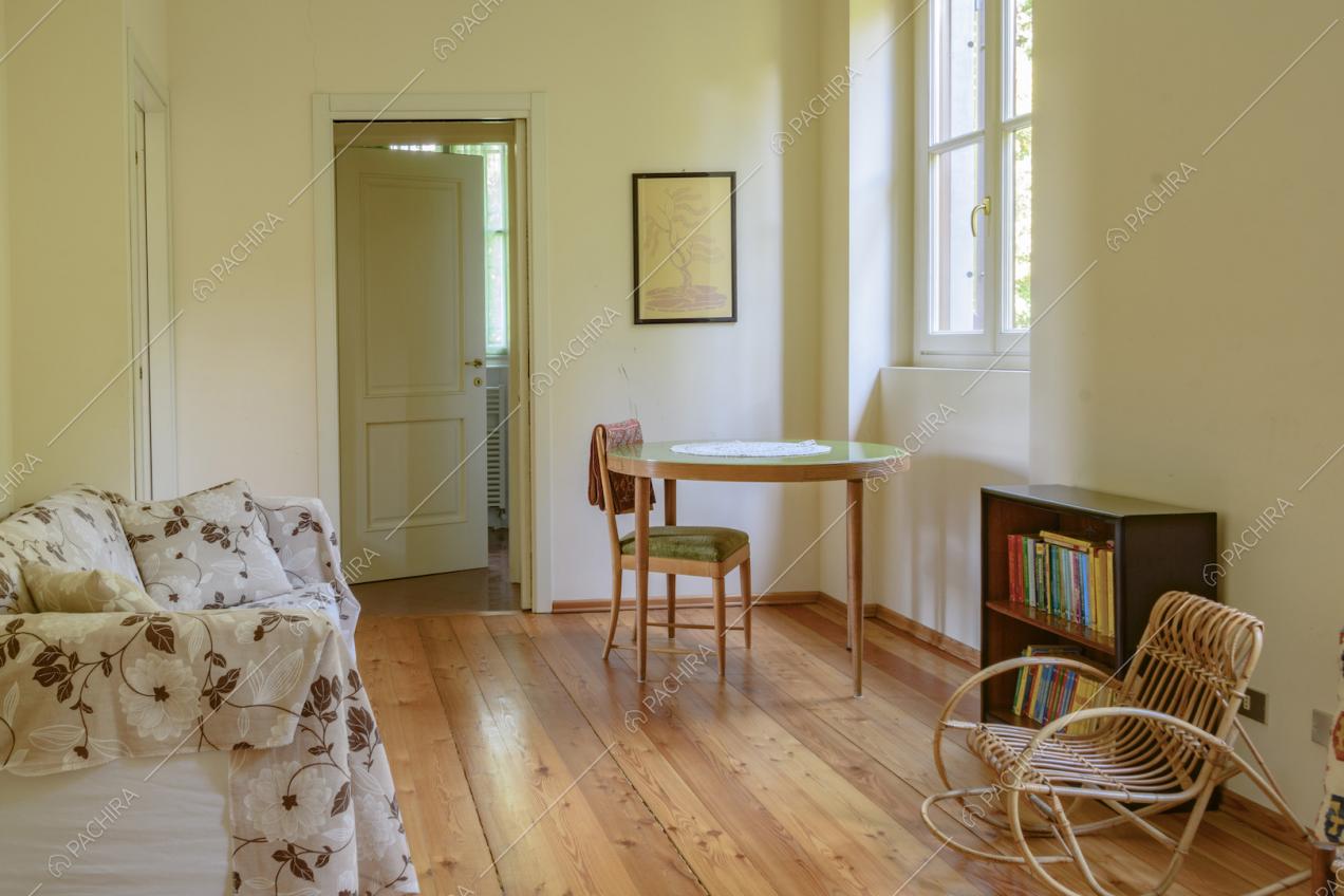 Ambiente luminoso con arredi in legno e parquet