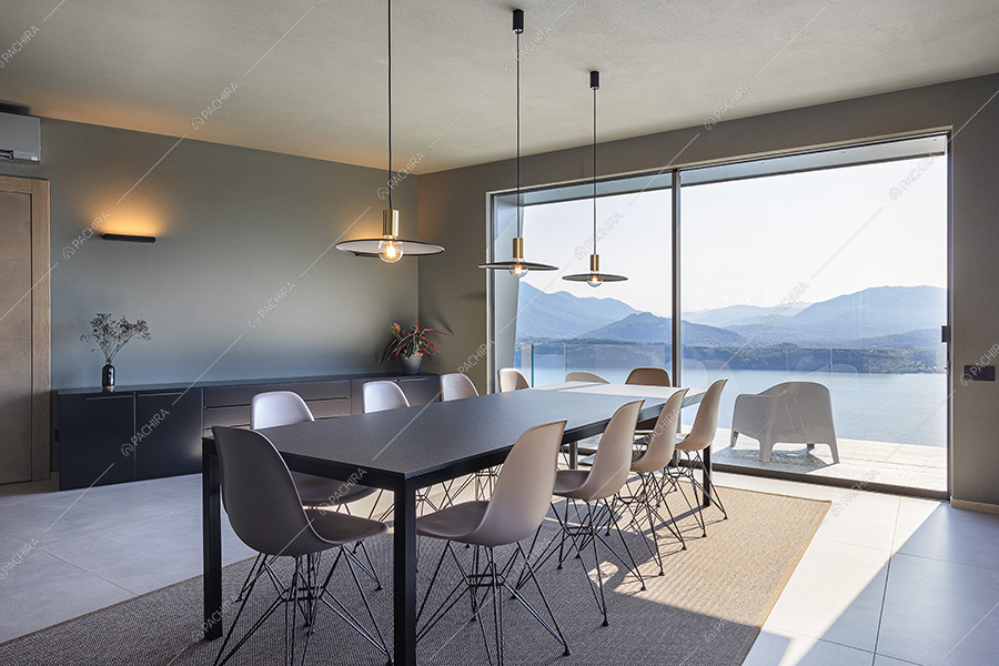 Zona pranzo della villa moderna Cleome, location per shooting a Verbania