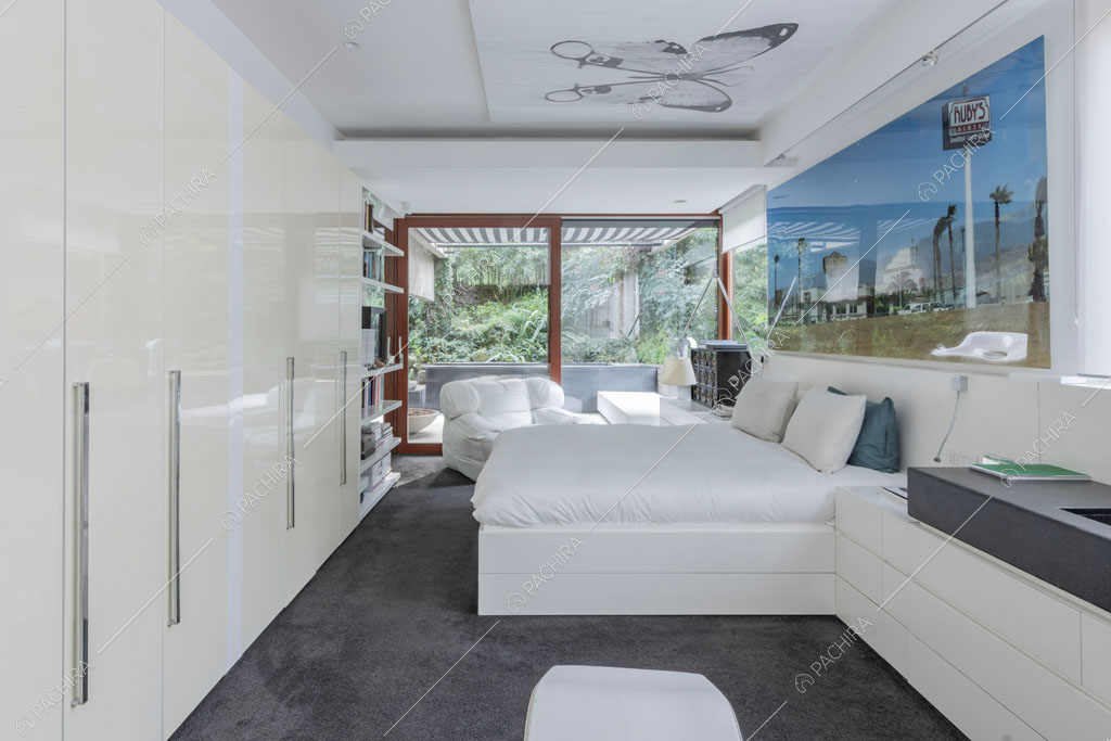 Camera da letto matrimoniale dell'appartamento Carpentaria, location in stile contemporaneo a Roma