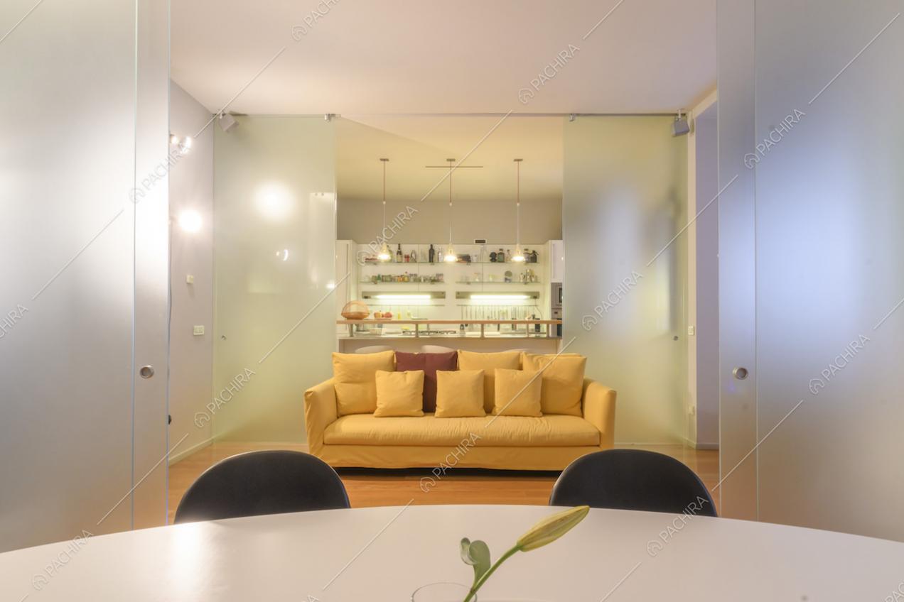 Zona living con vetrate divisorie