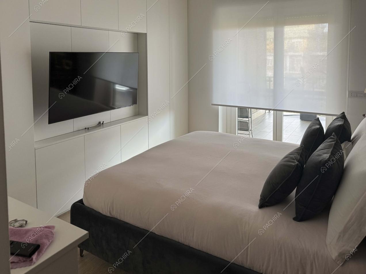 Camera da letto dell'appartamento Gesso, location in stile contemporaneo a Roma
