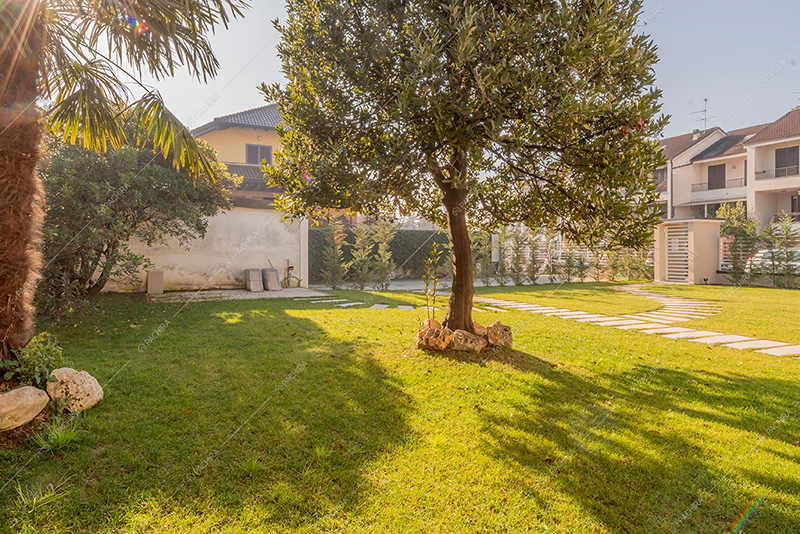 Giardino della villa Brenta, location in stile moderno a Milano