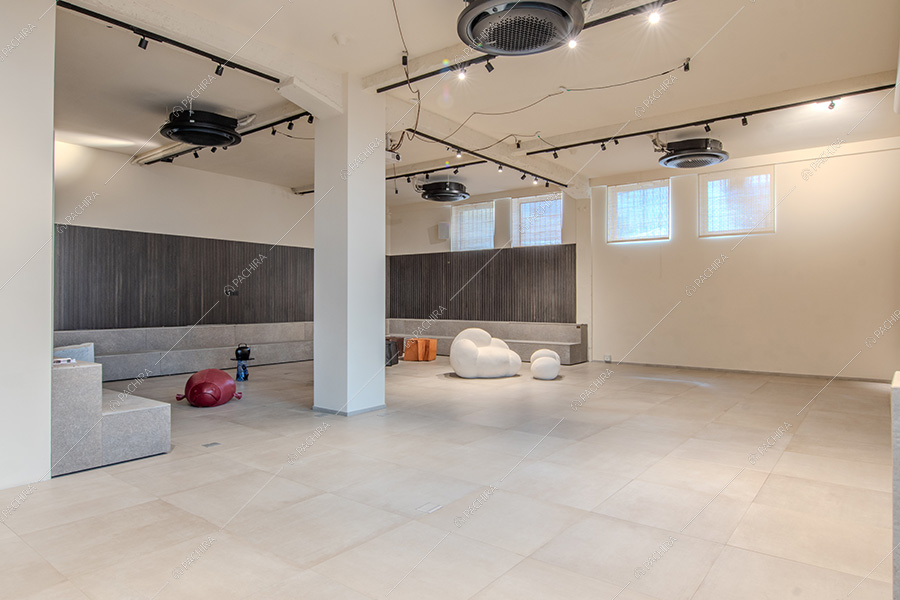 Sala dell'espositivo Tipuana, location in stile contemporaneo a Milano