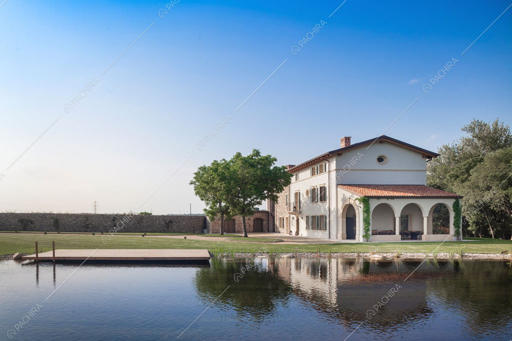 Vista sugli esterni e sulla piscina della villa Ghibli, location in stile contemporaneo a Verona