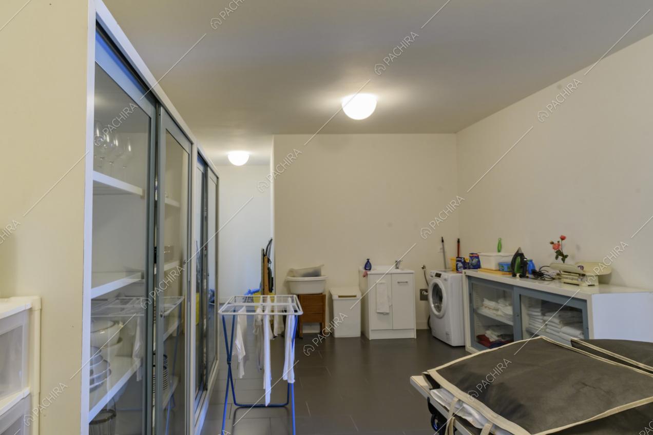 Ampia lavanderia dalle pareti bianche