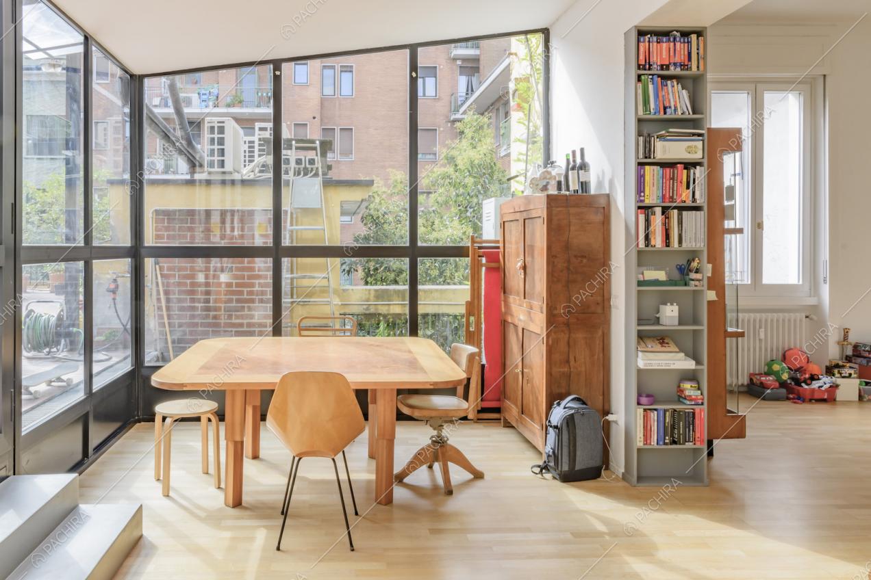 Tavolo da pranzo in legno e vetrate in stile industriale