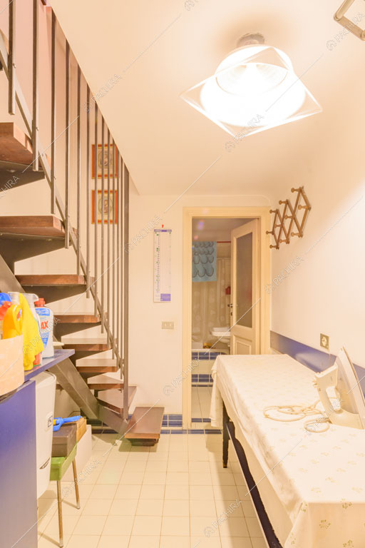 Scale nel locale lavanderia dell'appartamento Agazzino, location in stile classico a Milano