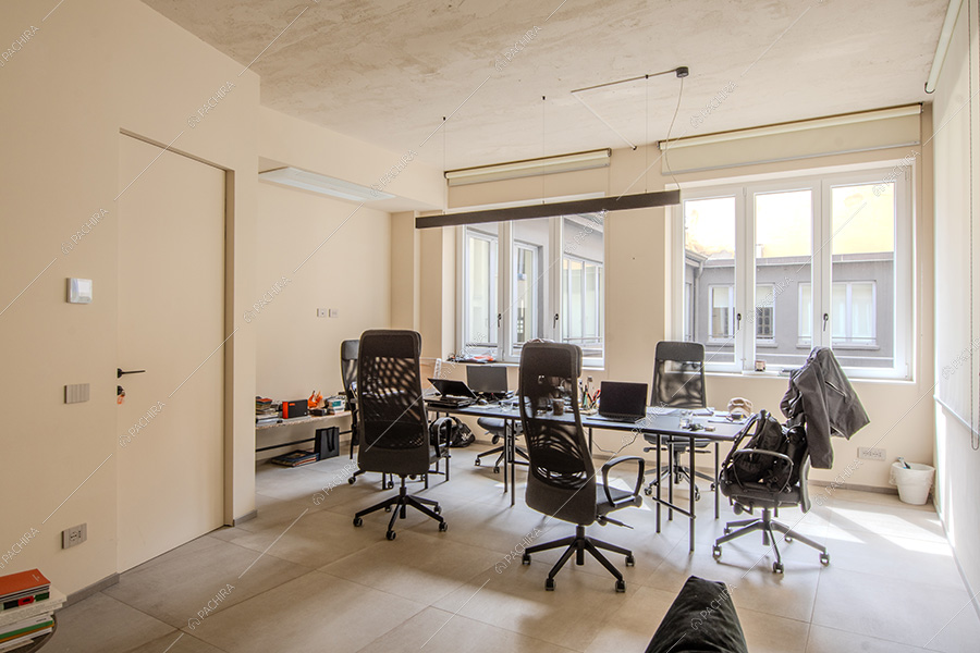 Ufficio dell'espositivo Tipuana, location in stile contemporaneo a Milano
