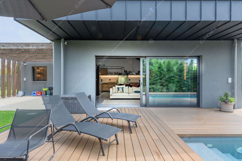 Cortile con parquet della villa Aral, location in stile contemporaneo a Monza