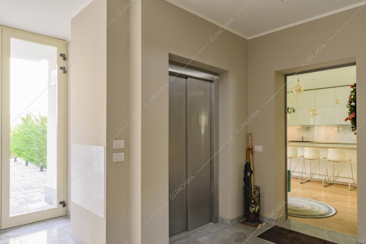 Ingresso della location, sita al pianterreno, si affaccia sulla cucina con isola
