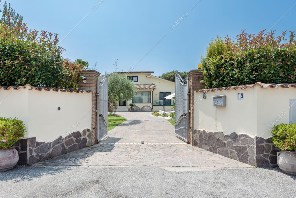 Vialetto della villa Agnocasto, location in stile moderno a Roma