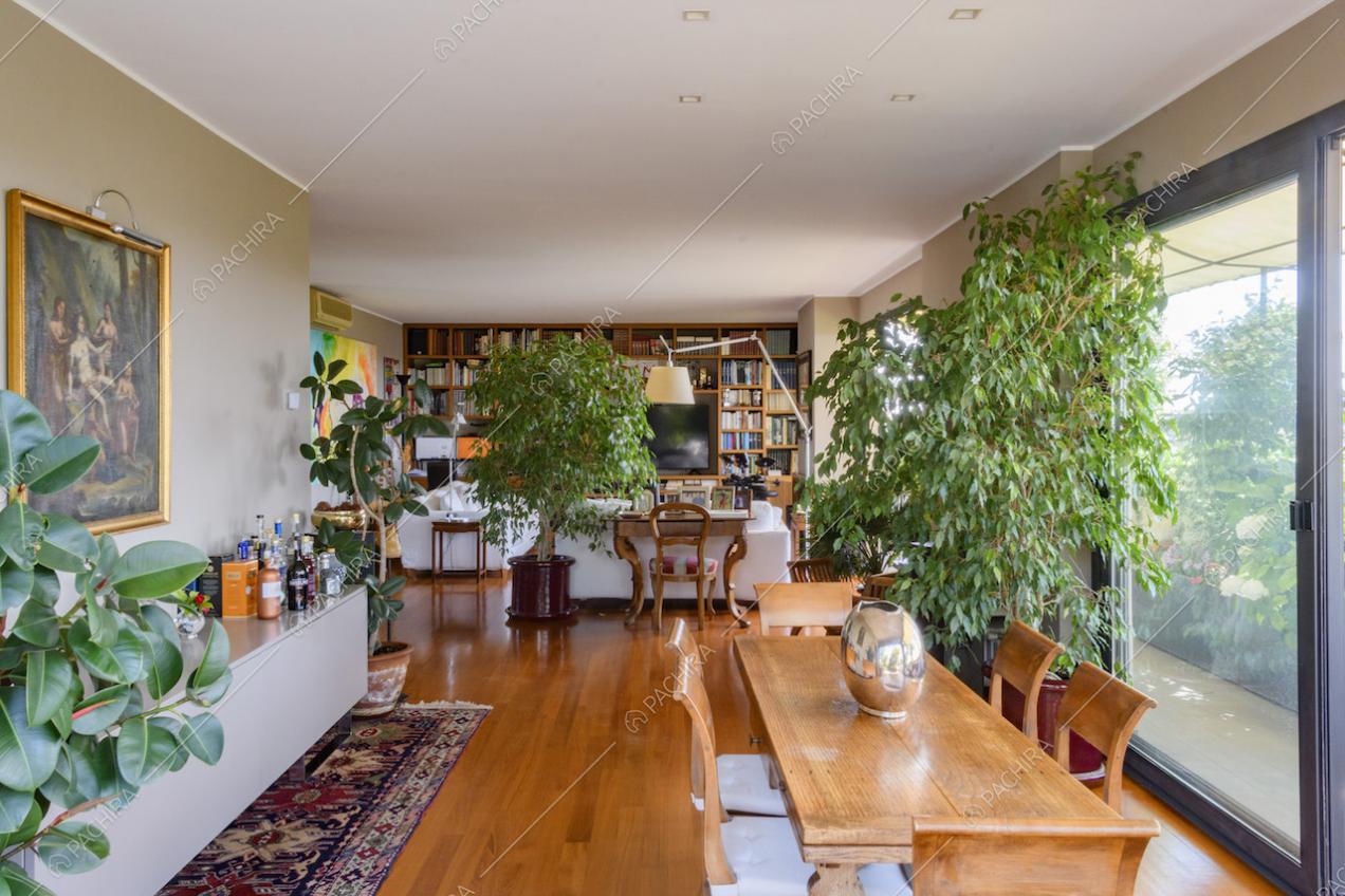 Tavolo da pranzo rettangolare in legno e piante da interno