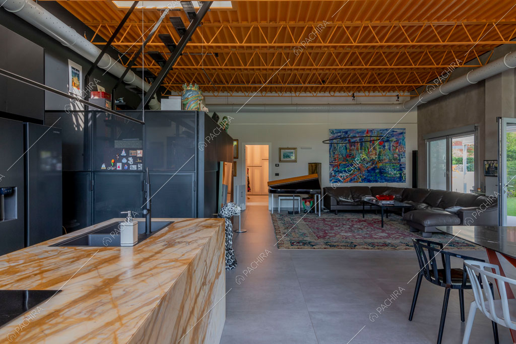 Cucina del loft Graviola, location in stile contemporaneo a Milano
