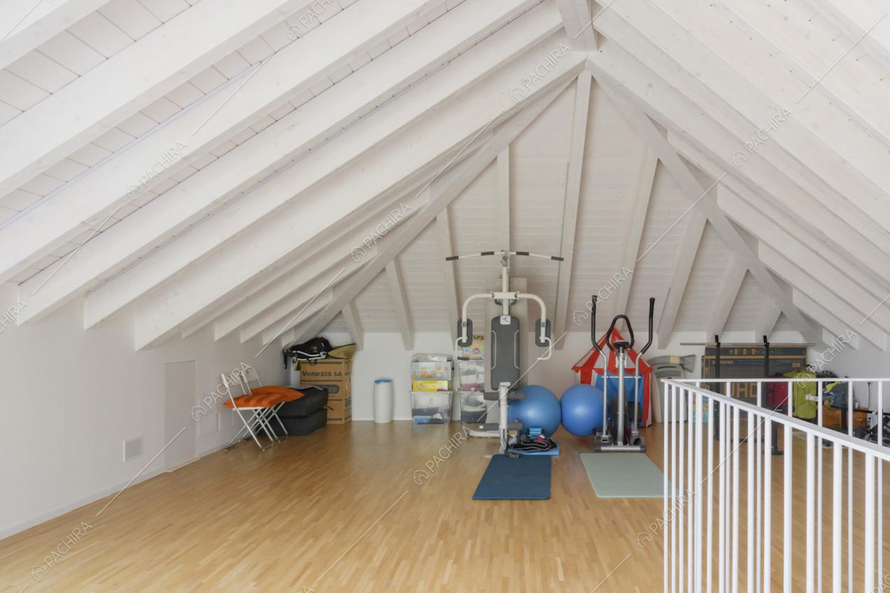 Attrezzi da palestra sul pavimento in parquet nel sottotetto