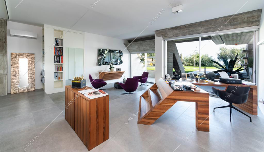 Scrivania moderna in legno e poltroncine viola