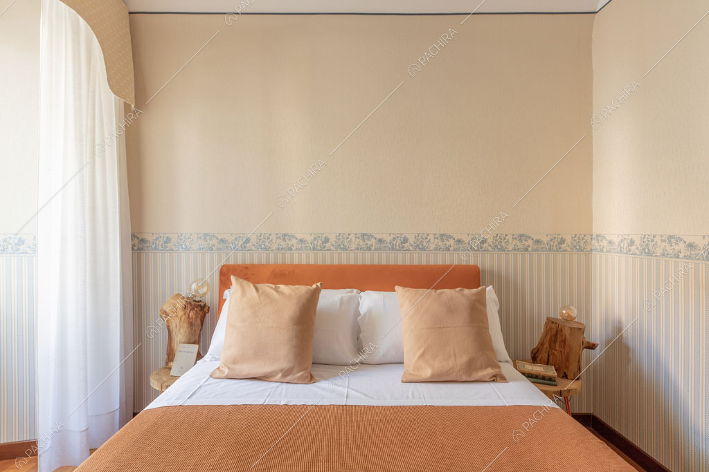 Letto matrimoniale dell'appartamento Crescione, location in stile contemporaneo a Roma