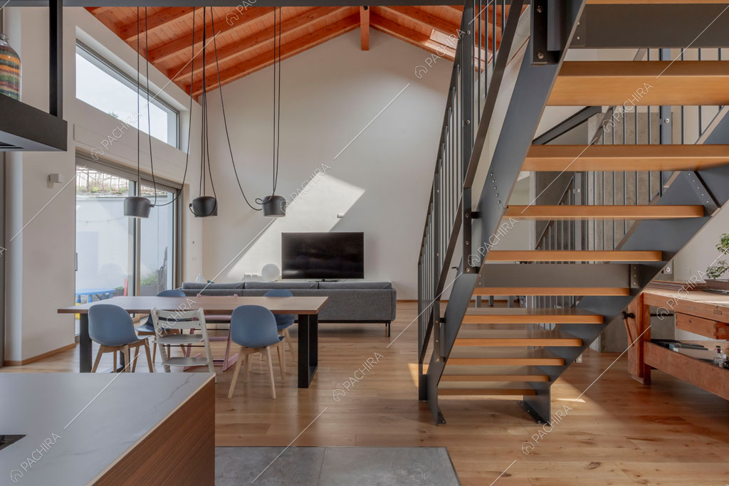 Zona living con vetrate della villa Eiger, location in stile moderno a Monza