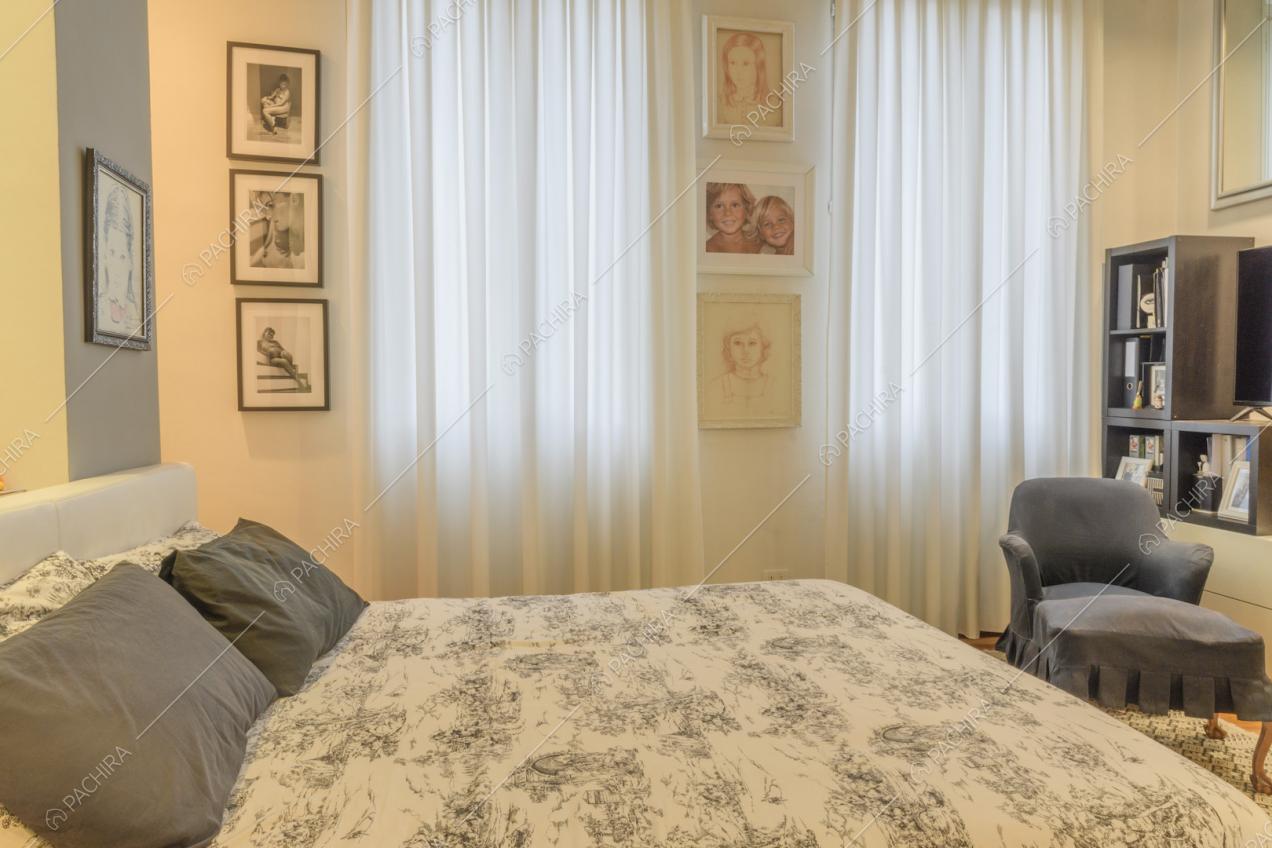 Camera da letto con fotografie e bozze di ritratti in sanguigna 
