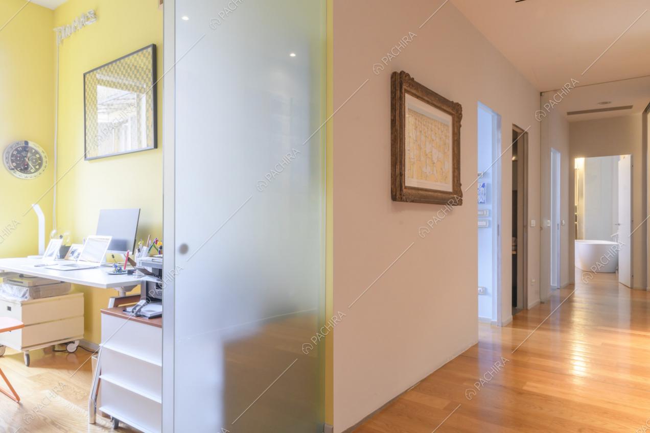 Ingresso studio e corridoio con pavimenti in parquet