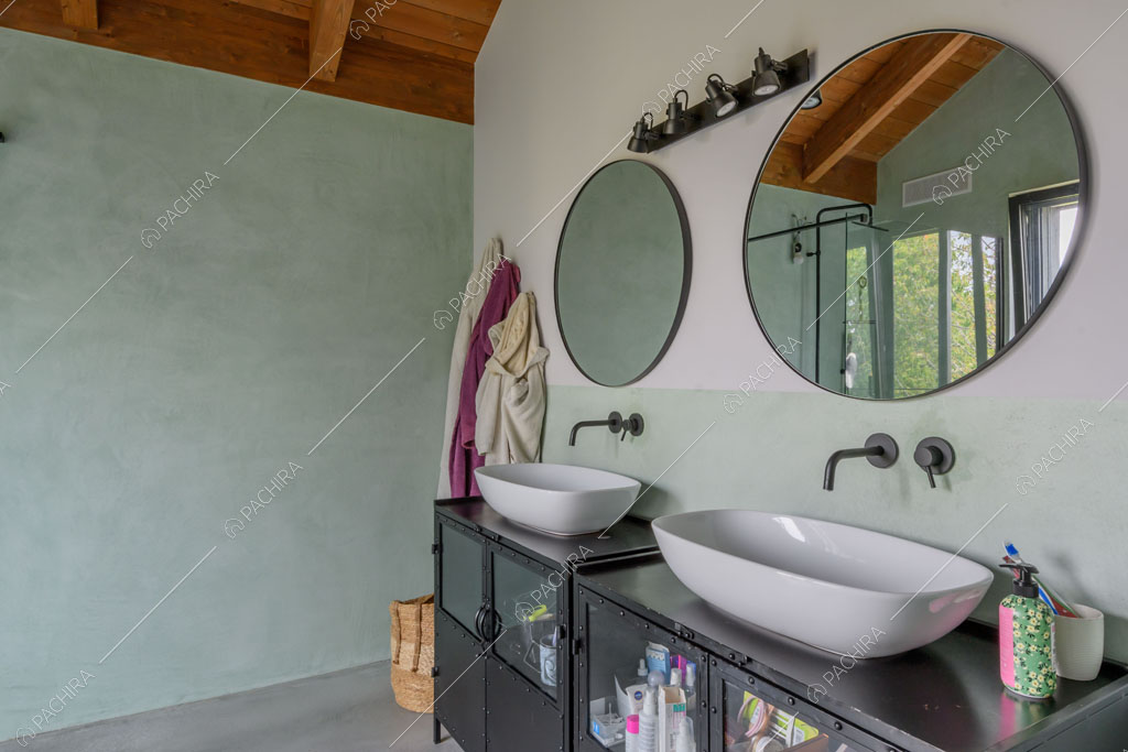 Bagno con doppio lavandino della villa Aral, location in stile contemporaneo a Monza