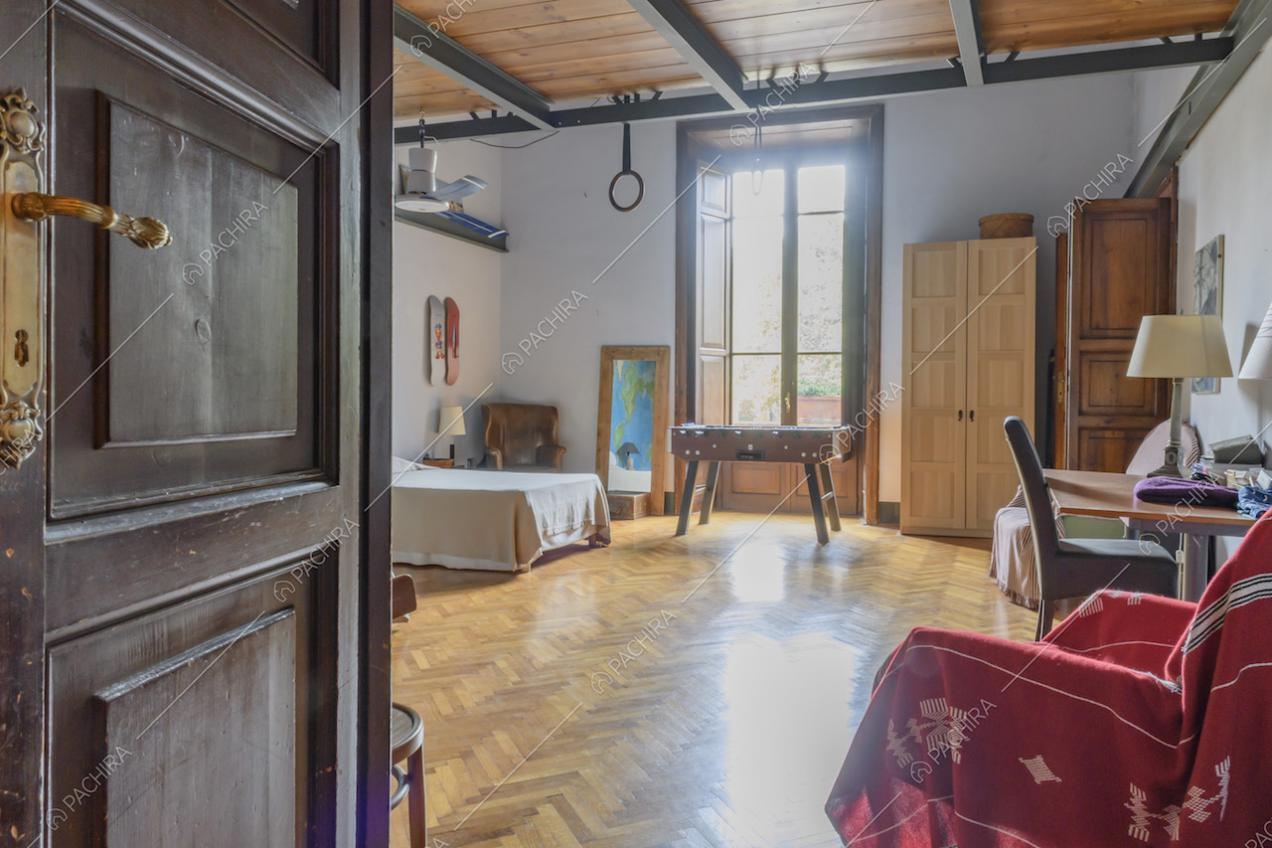 Ampia e luminosa camera da letto con mobili in legno