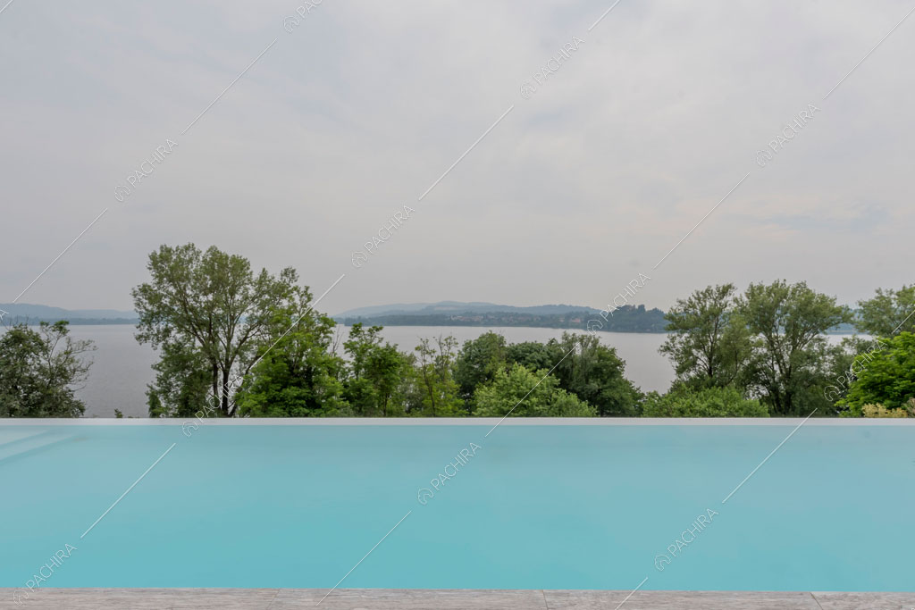 Vista sul lago dalla piscina della villa Ladoga, location in stile contemporaneo a Varese