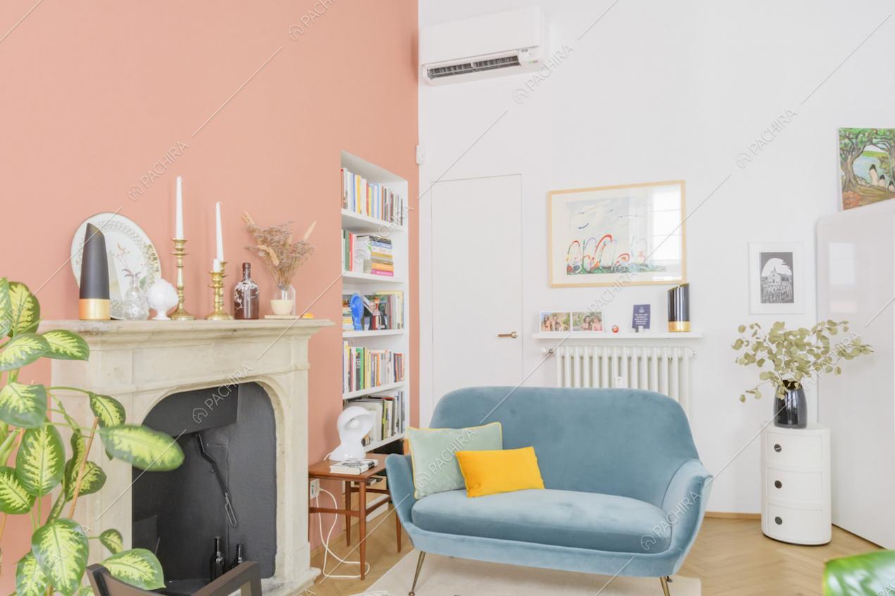 Salotto con camino e arredamento di design