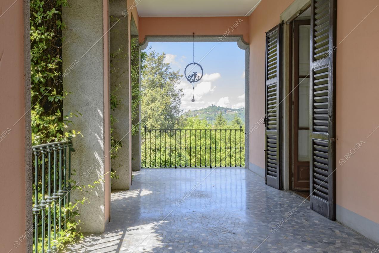 Ampio terrazzo con vista sul parco