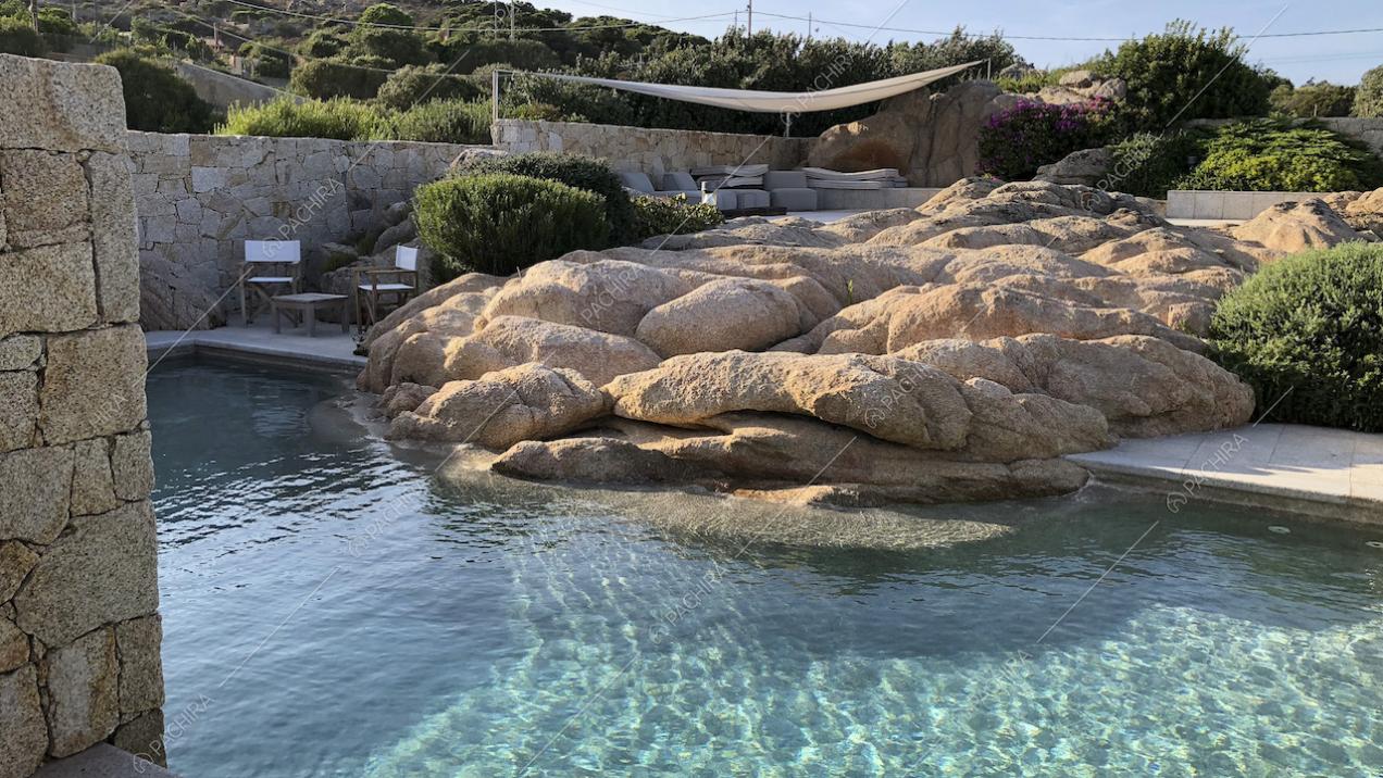 Piscina con rocce naturali integrate al suo interno