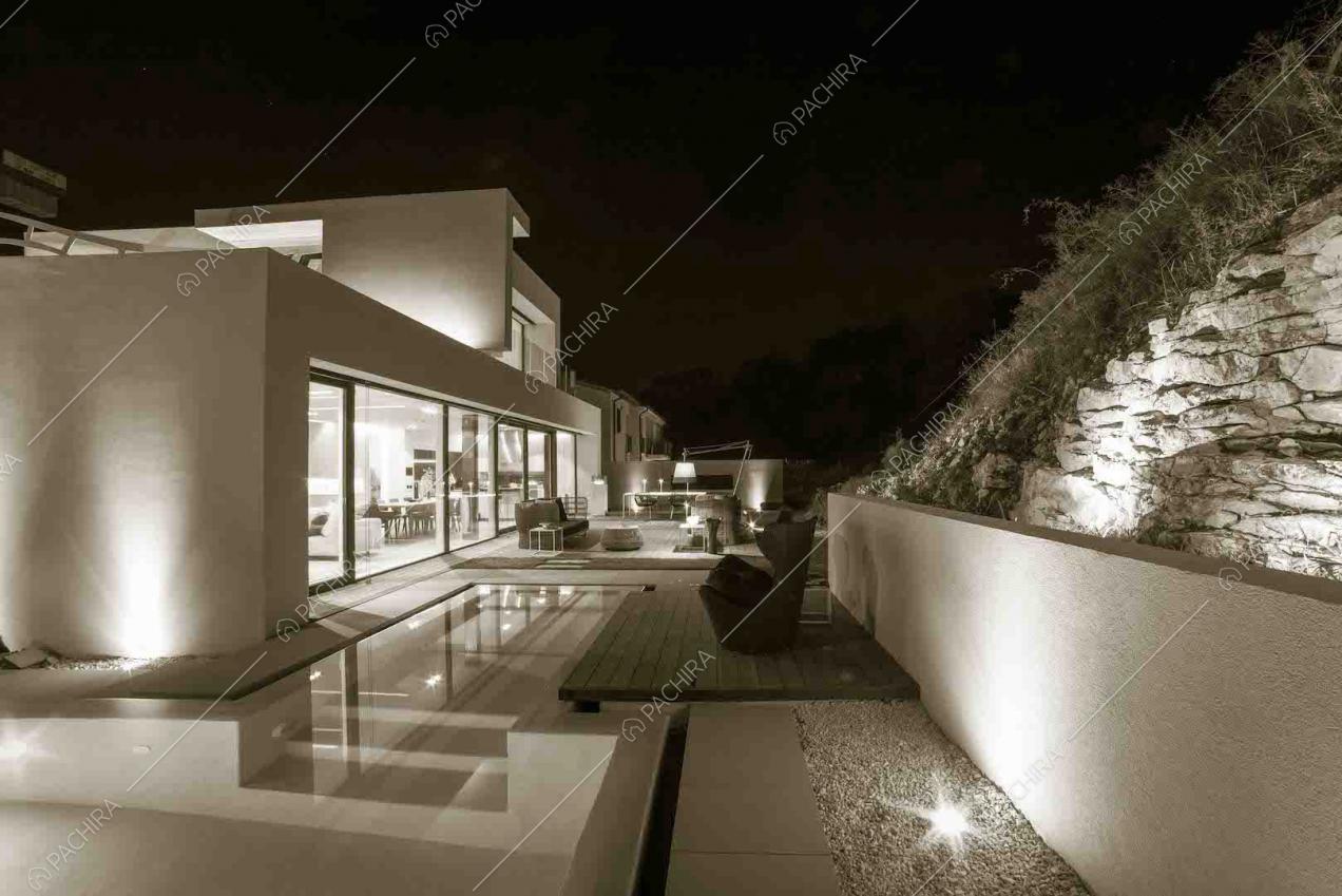 L'accesso alla piscina dall'ingresso della villa dalle ampie vetrate