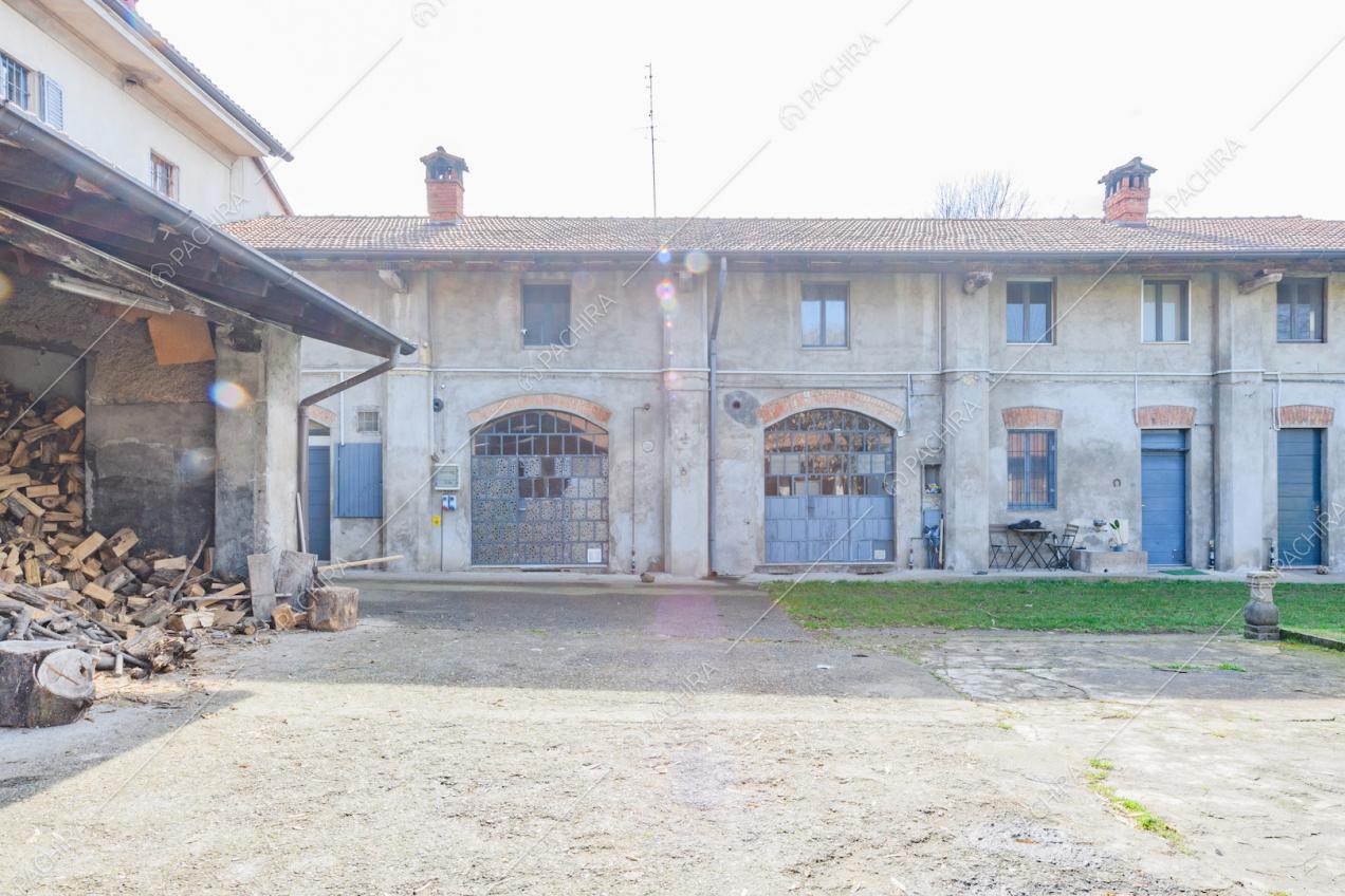 Riserva di legno per i camini nel cortile interno della location 