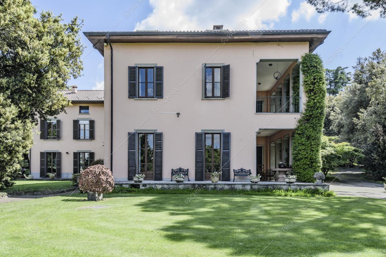 Villa classica con giardino
