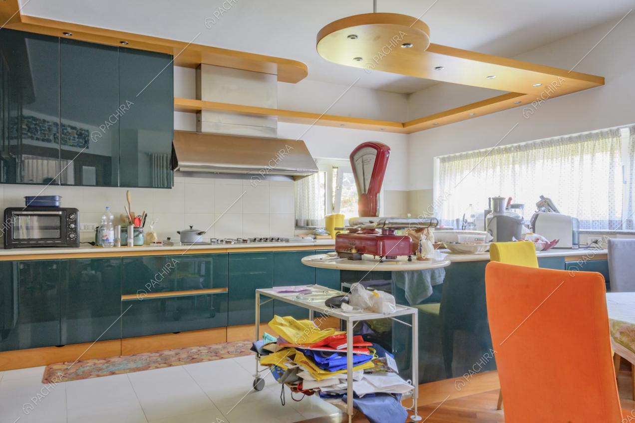 Cucina con fornelli a gas e penisola