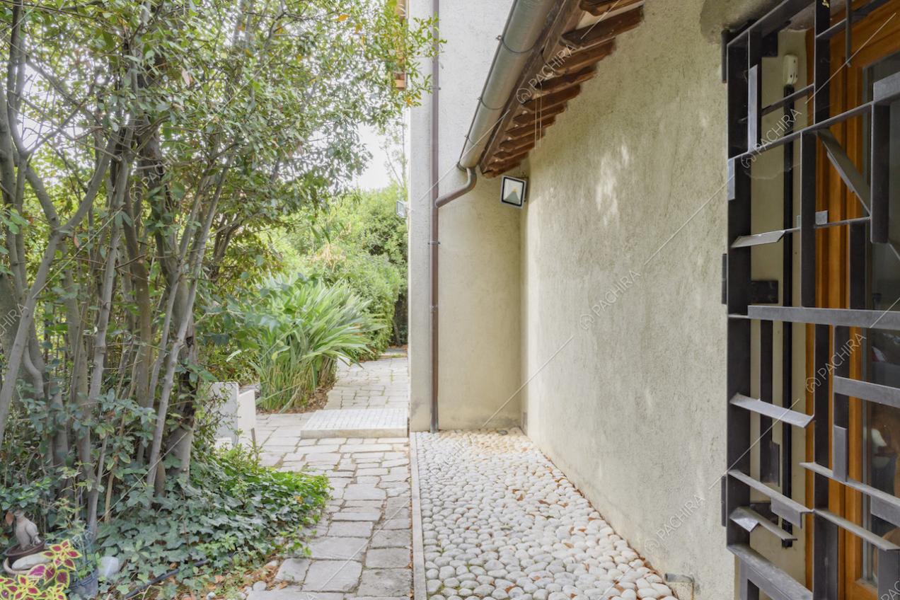 Parete esterna della villa e pavimentazione in pietra
