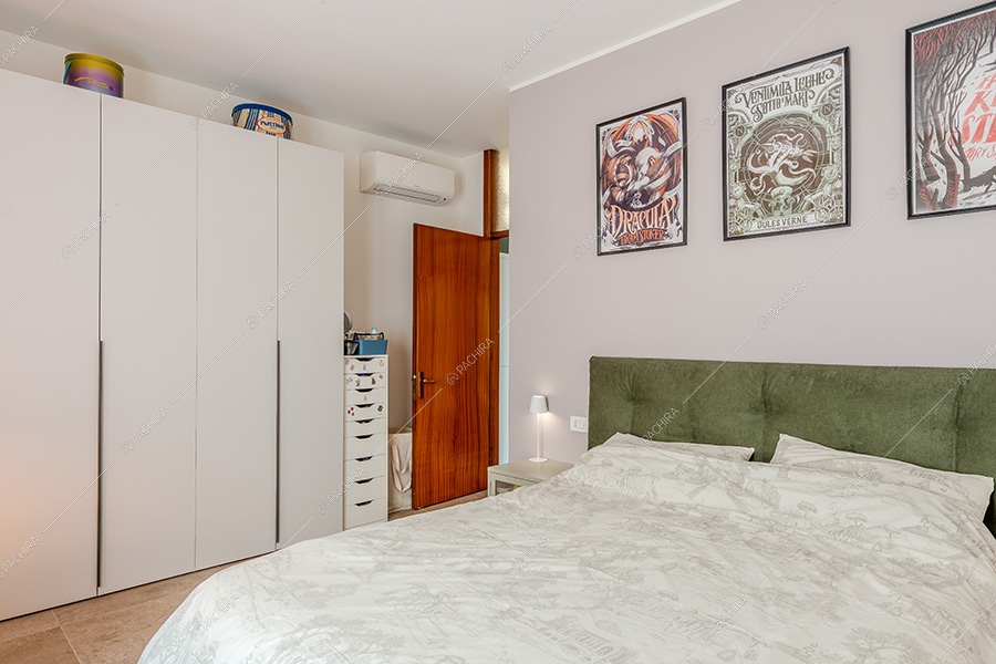 Camera da letto dell'appartamento moderno Vecia, location per shooting a Monza