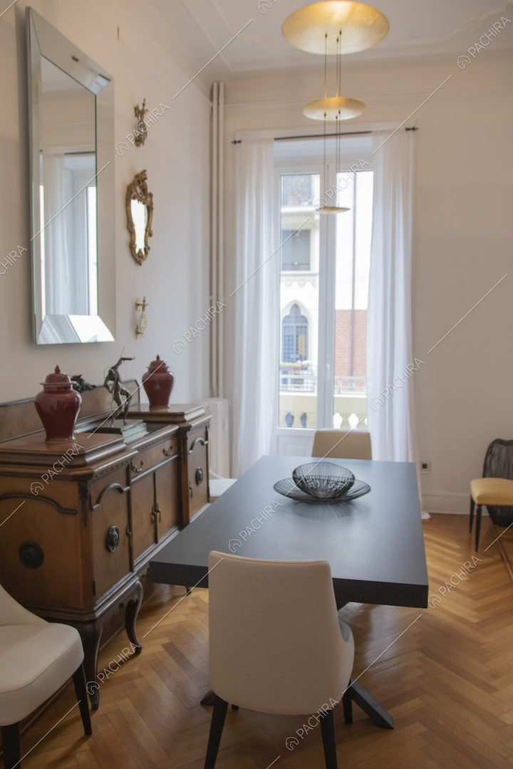 Mobile antico in legno, specchio argento e parquet