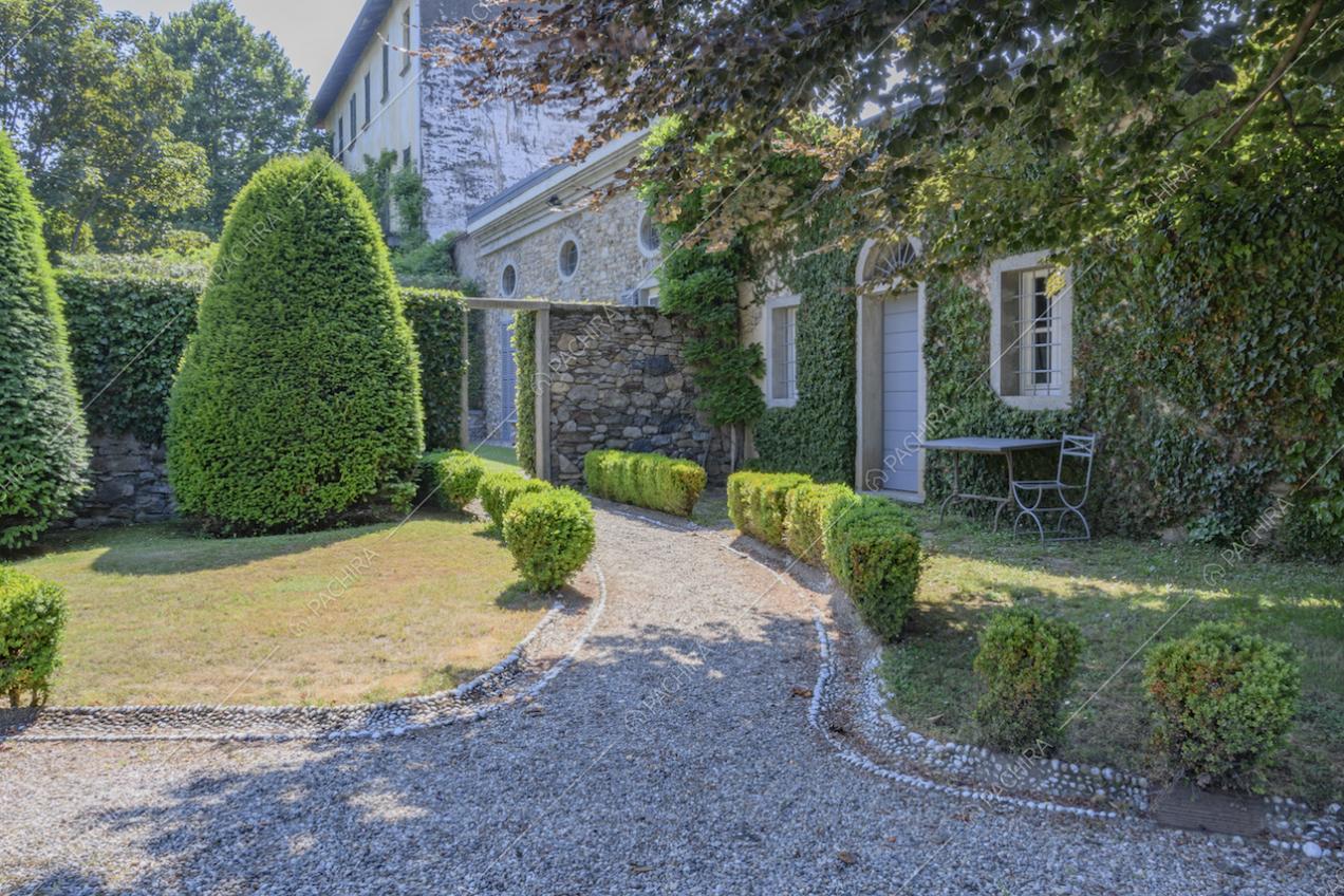Vialetto in ghiaia nel giardino della villa e giardino verticale
